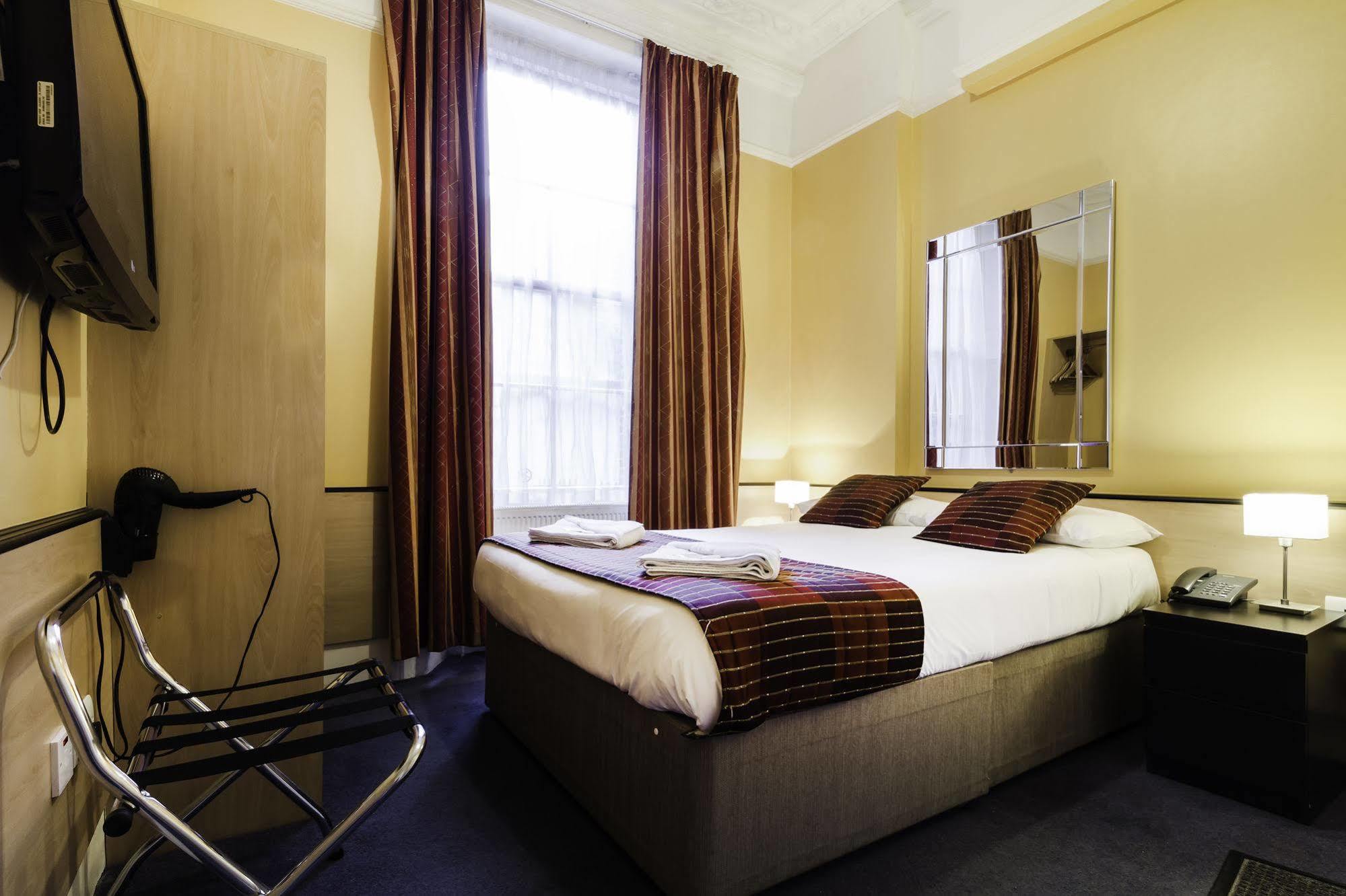 Hotel Tudor Court 3*