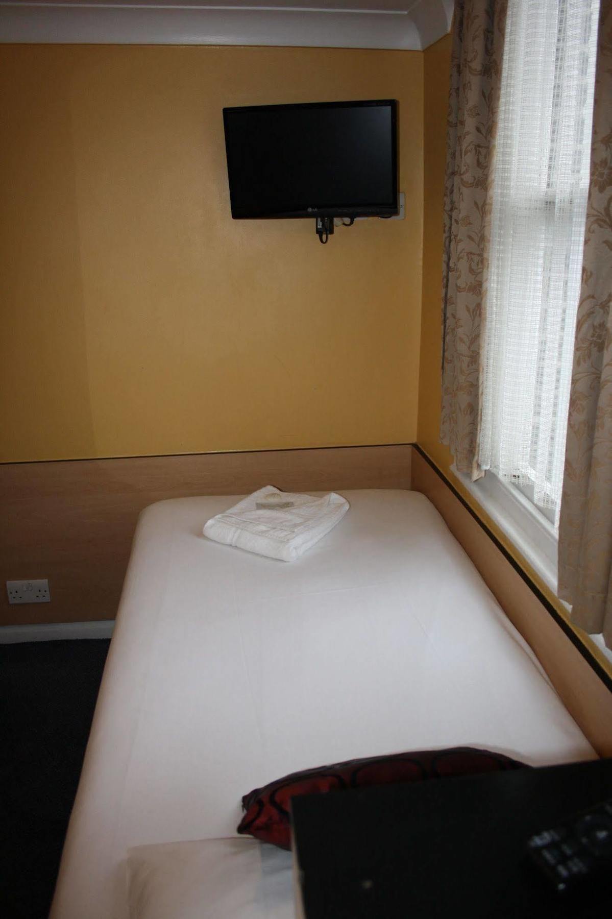 Tudor Court 3*