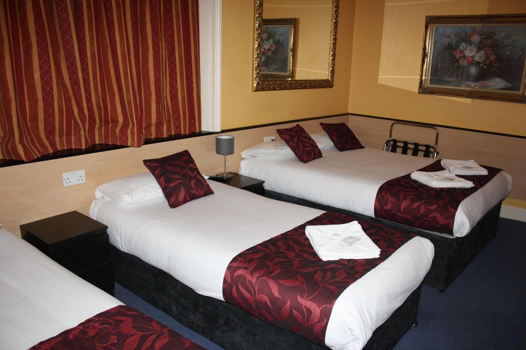 Tudor Court Hotel 3*