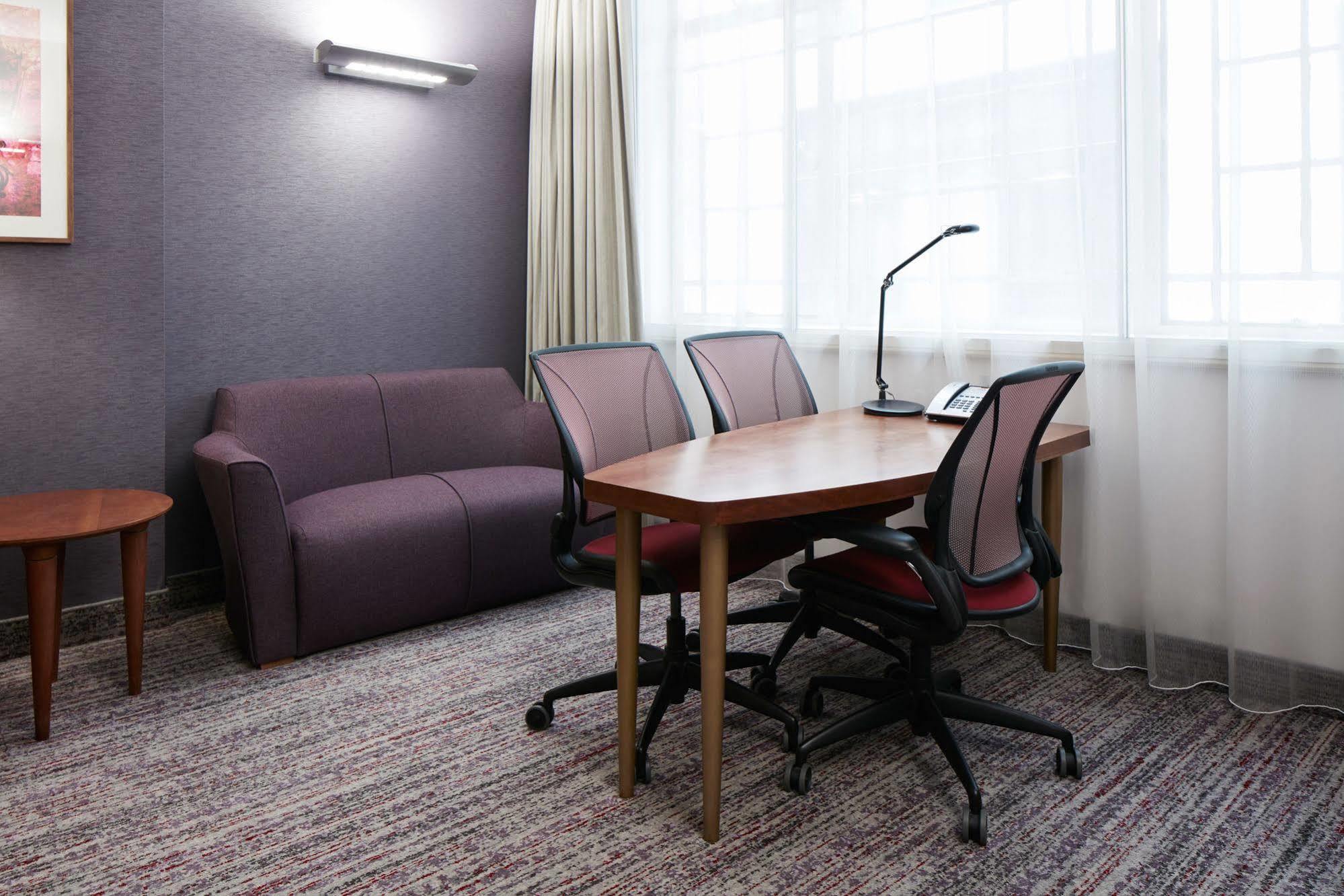 Club Quarters City, Hotel