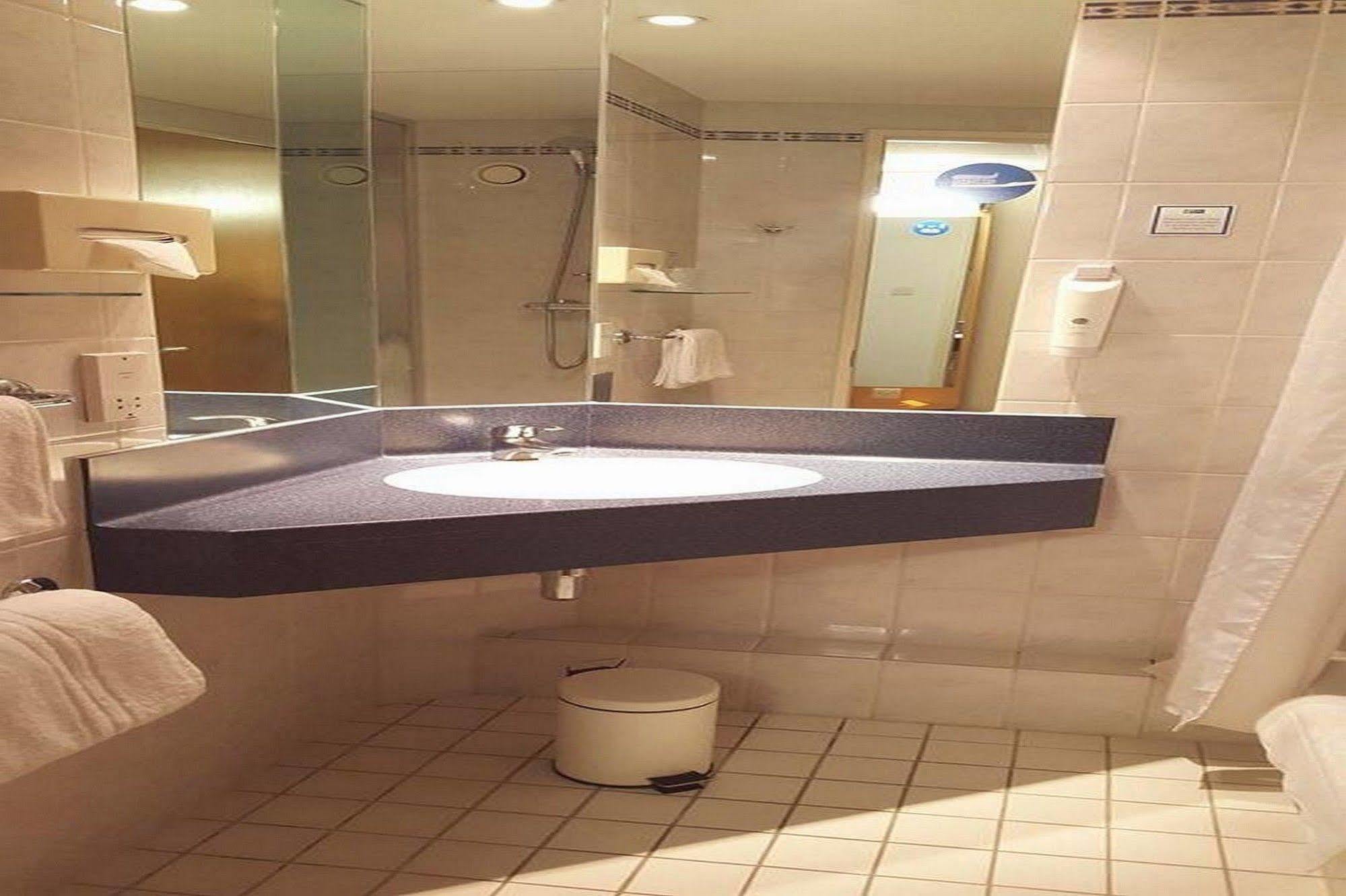 Express Park Royal By Ihg Hotel 3*