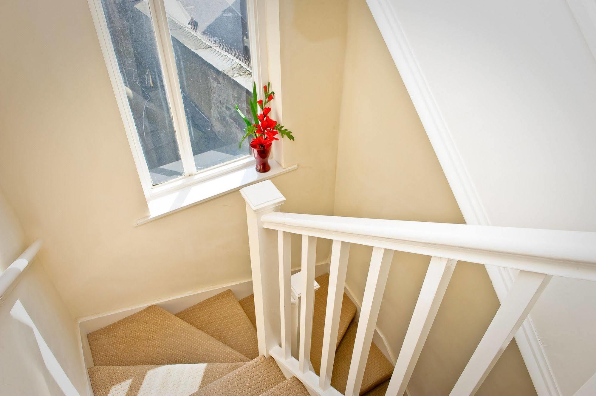Leigh House Hotel 3*