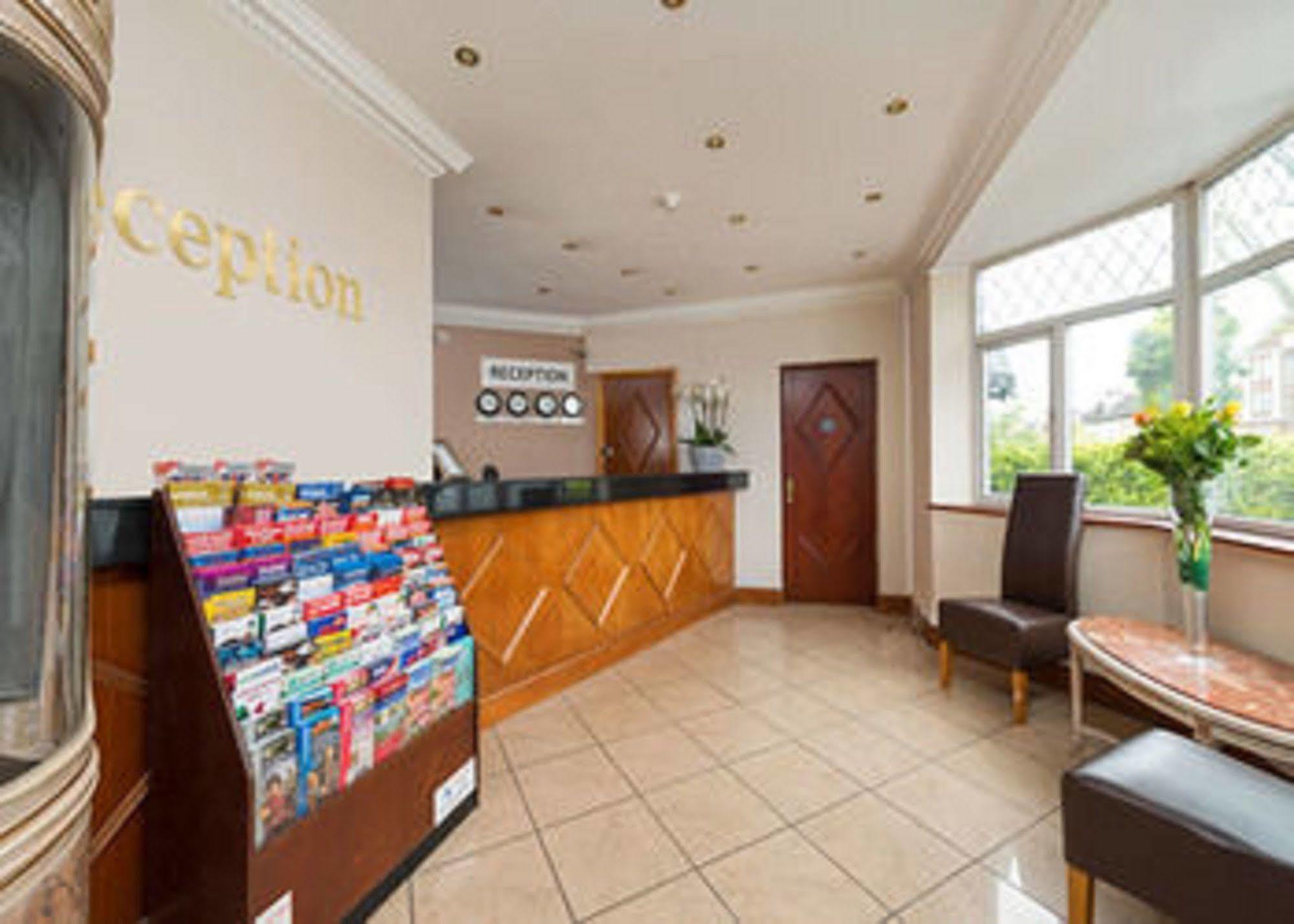 Bed and breakfast Golders 5*