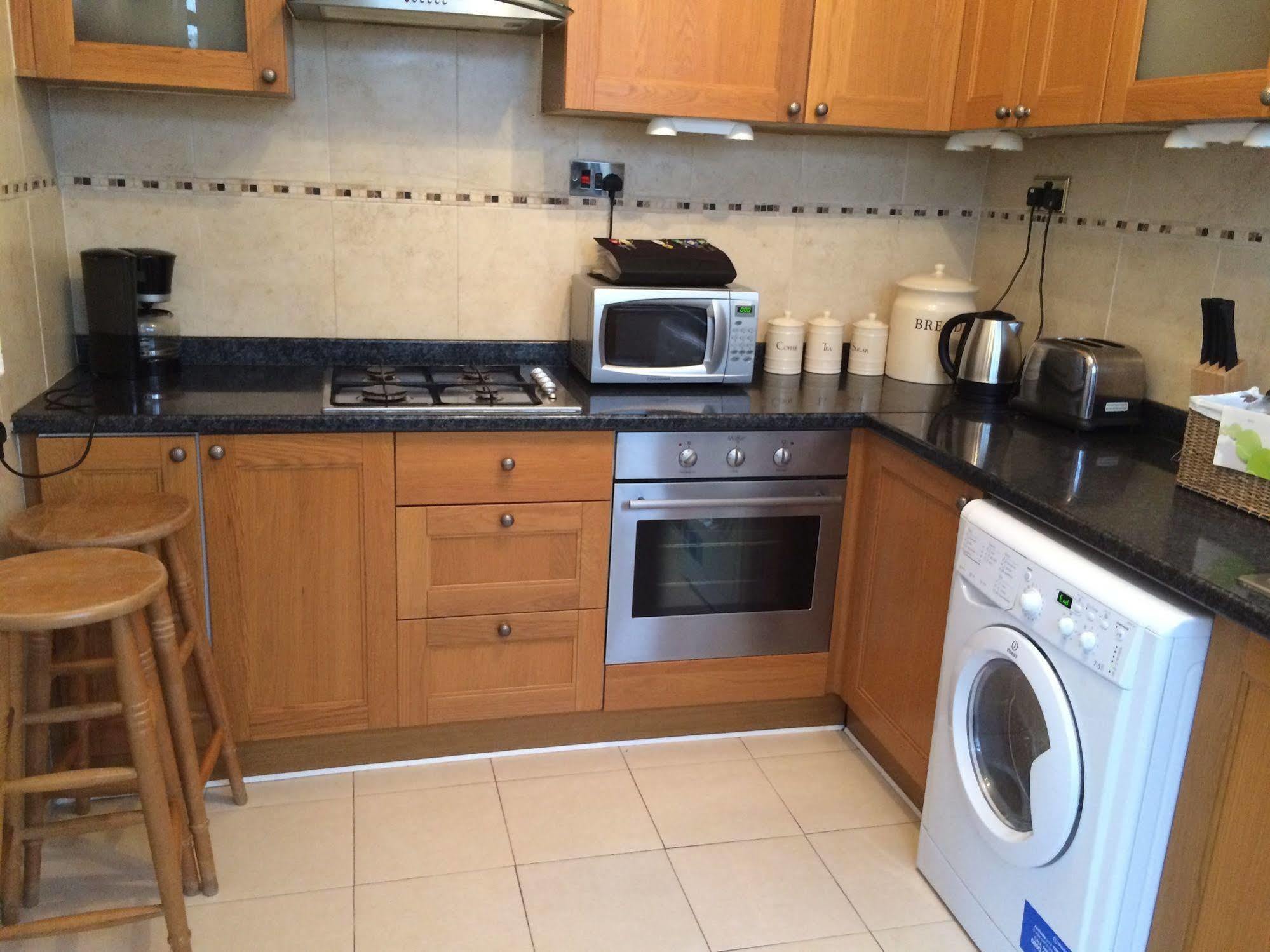 Apartment Lovely Garden Apartment In Wimbledon Town Centre With Private Parking By Wimbledon Holiday Lets London