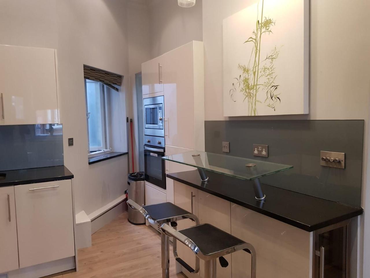 18 Hans Crescent Apartment