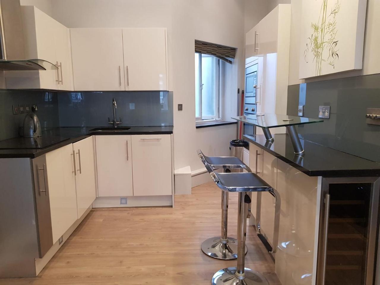 18 Hans Crescent *