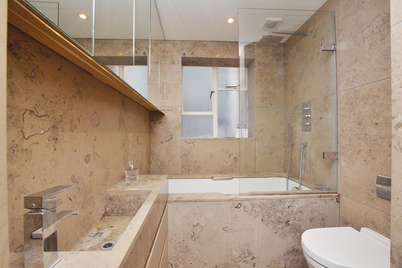 18 Hans Crescent *