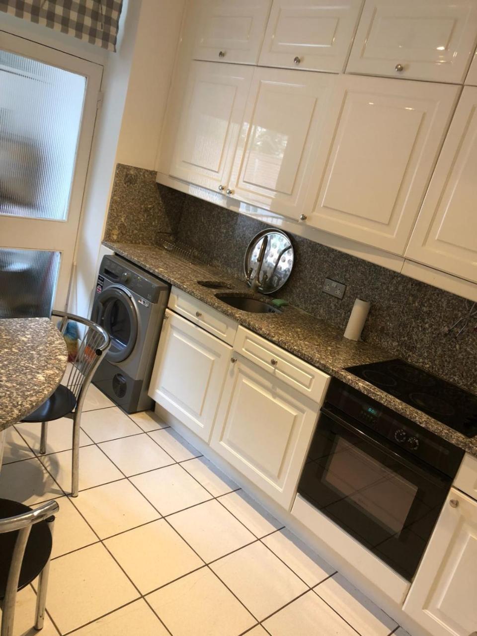 Princes Gate Apartment *