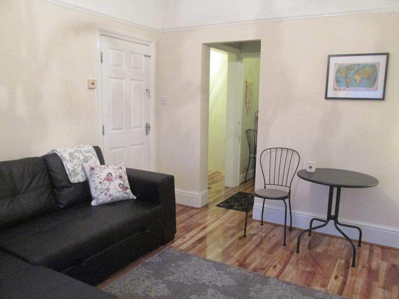 The Quiet & Cosy Fulham Reach Crib *