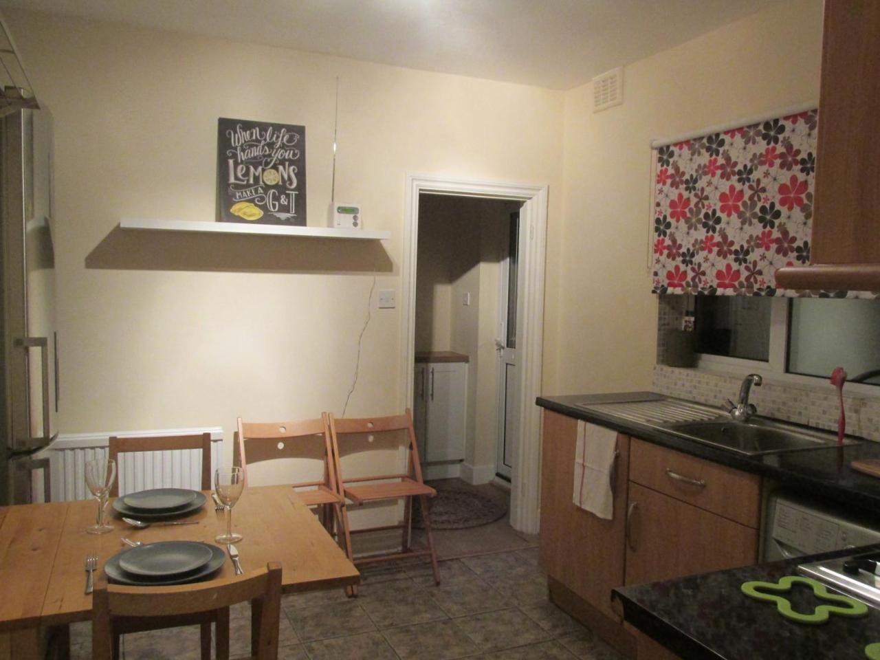 The Quiet & Cosy Fulham Reach Crib Apartment *
