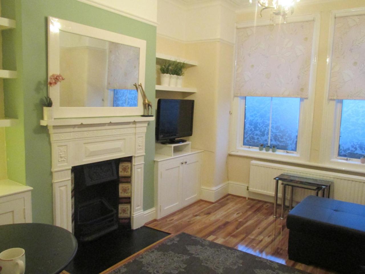 The Quiet & Cosy Fulham Reach Crib Apartment London
