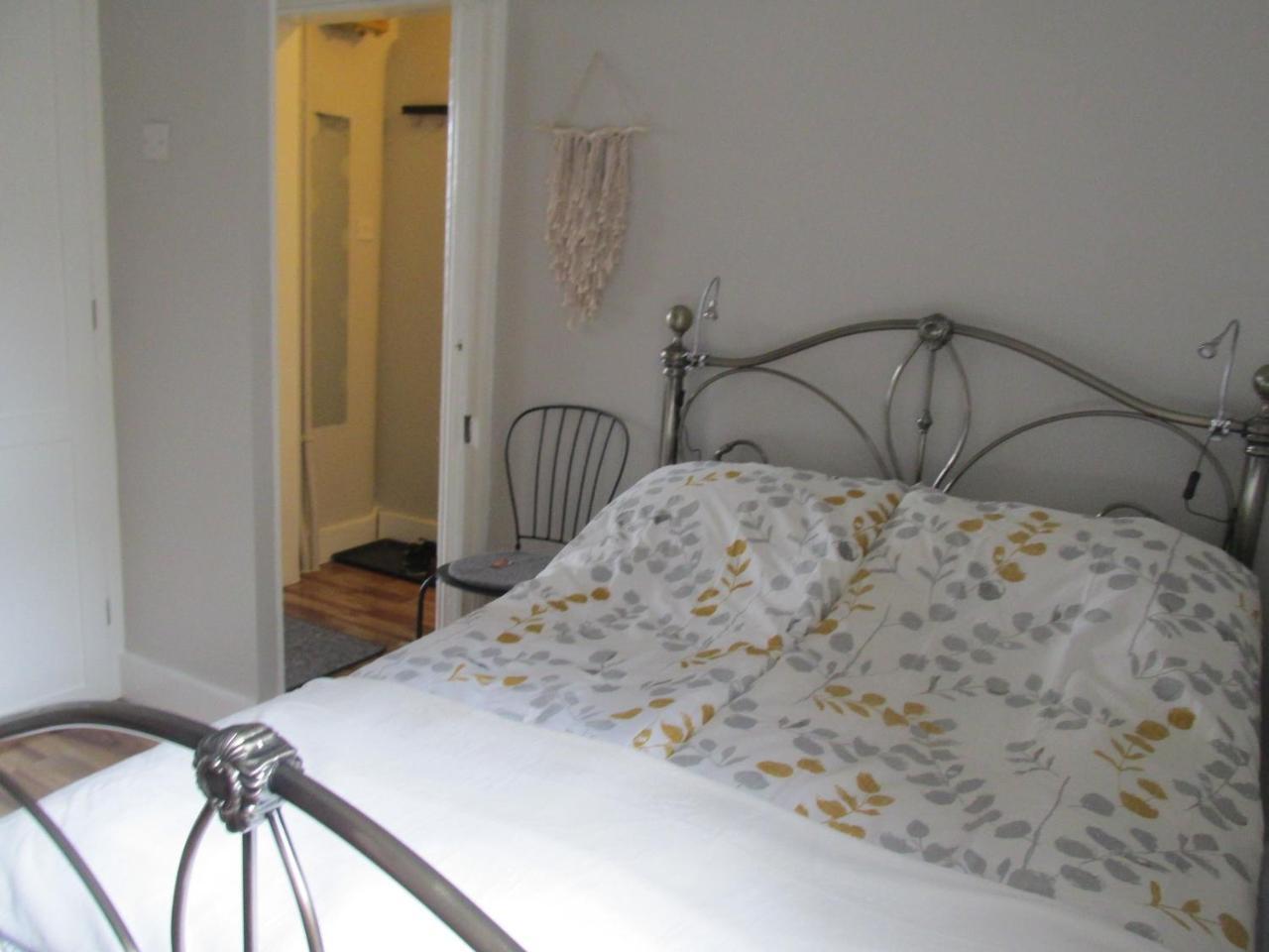 The Quiet & Cosy Fulham Reach Crib * London