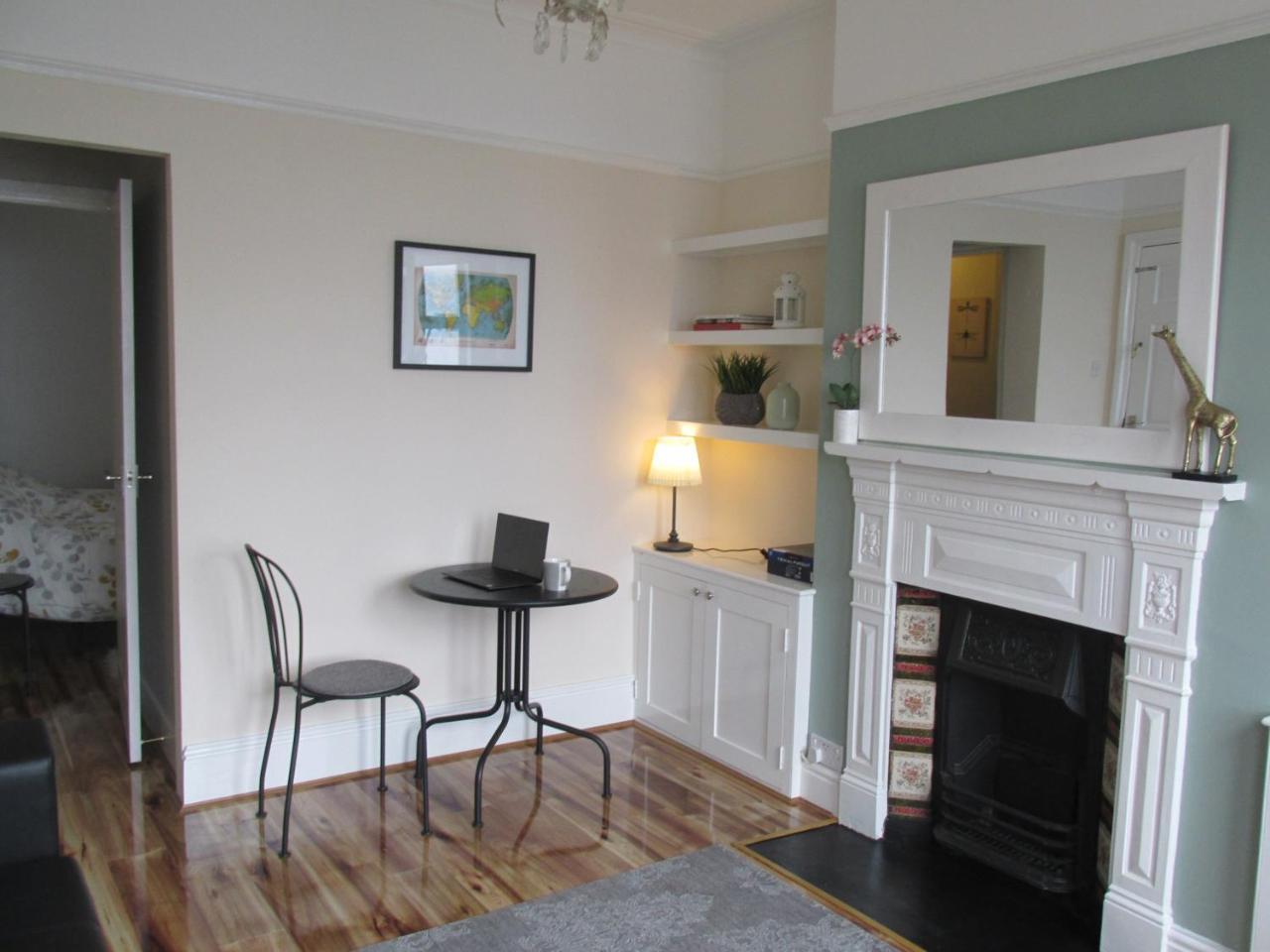 The Quiet & Cosy Fulham Reach Crib