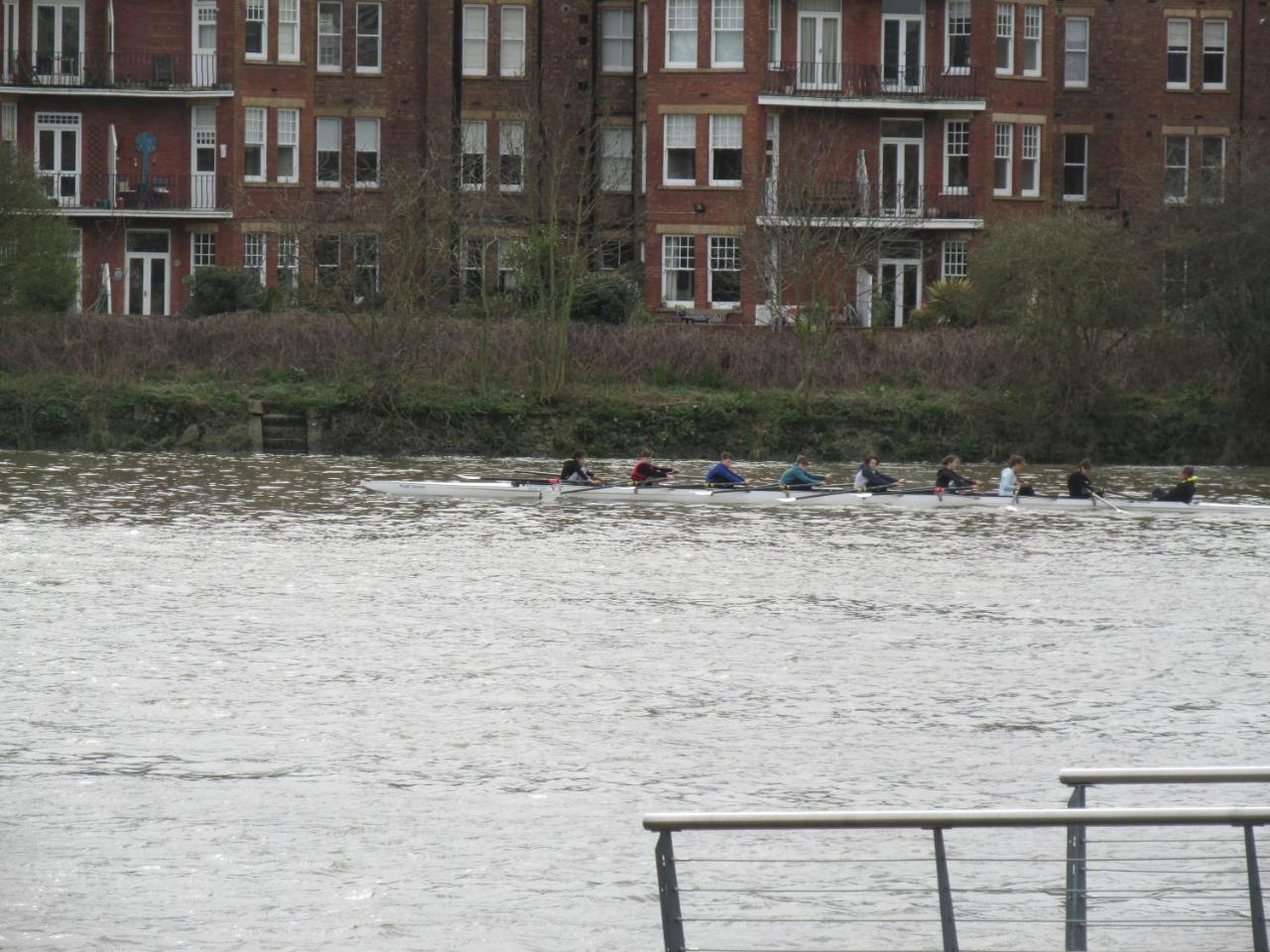 The Quiet & Cosy Fulham Reach Crib *
