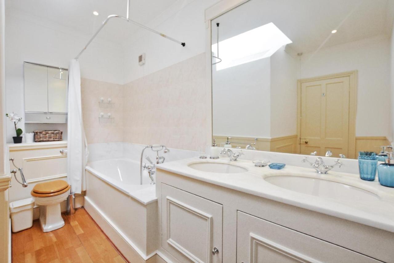 Luxury 3 Bedrooms Mews House In South Kensington Holiday home London