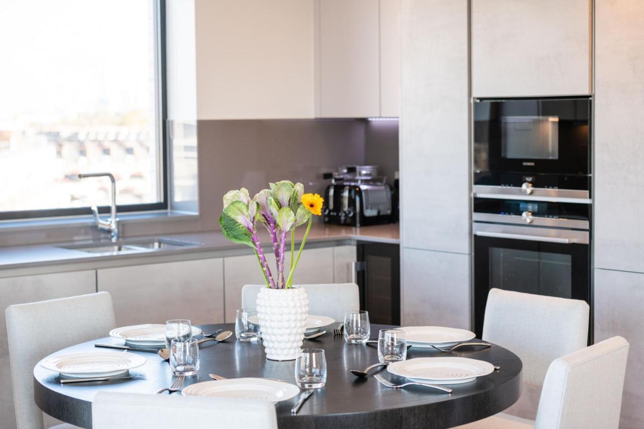 Luxurious Victoria By The Apollo Theatre By Underthedoormat Apartment