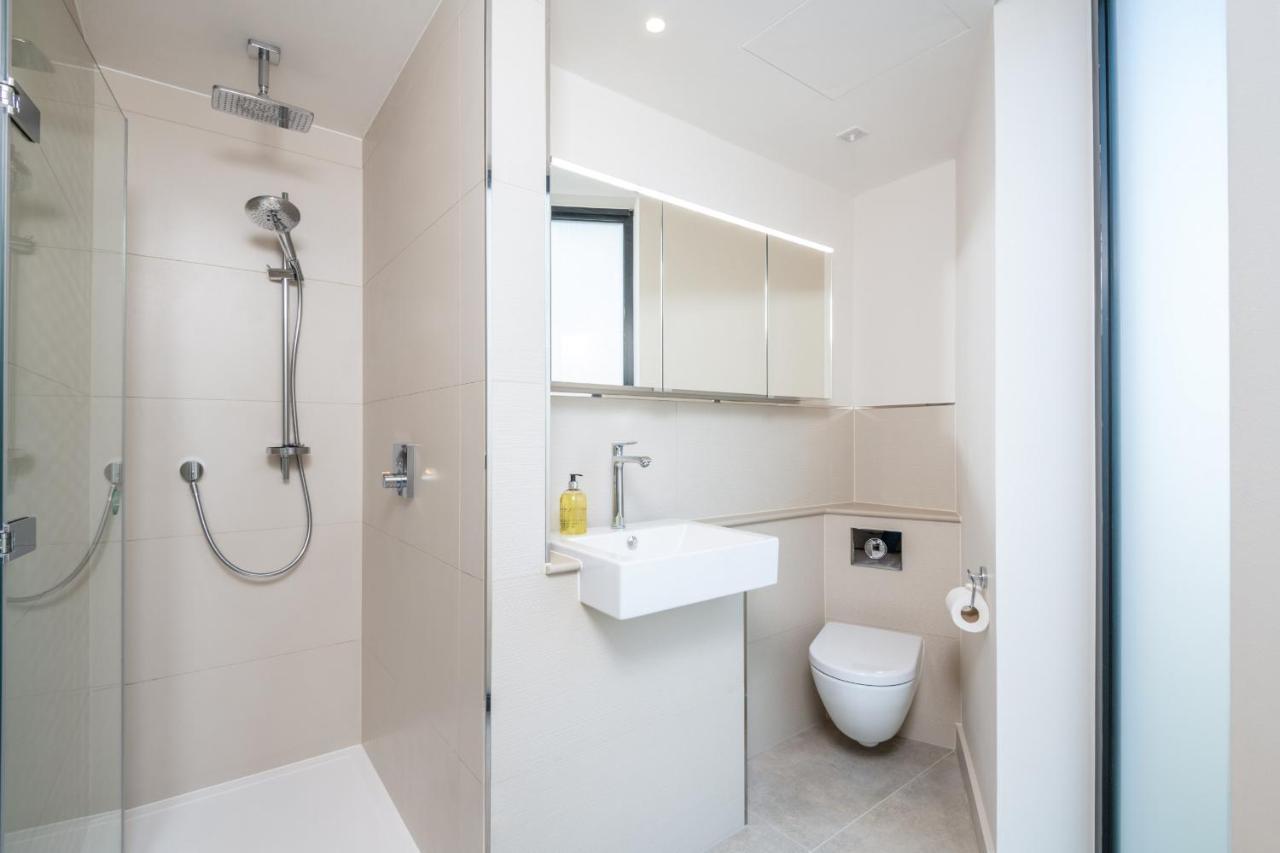 Luxurious Victoria By The Apollo Theatre By Underthedoormat Apartment