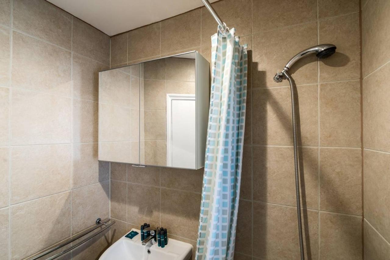2br Spacious Flat In West Kensington Fits 6! *