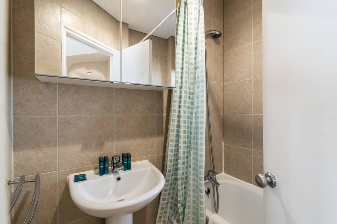 Apartment 2br Spacious Flat In West Kensington Fits 6! London