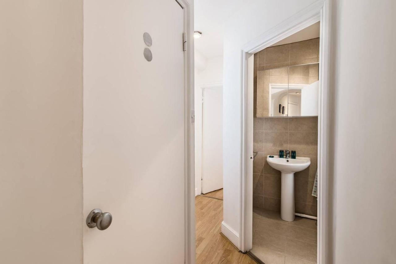 2br Spacious Flat In West Kensington Fits 6!