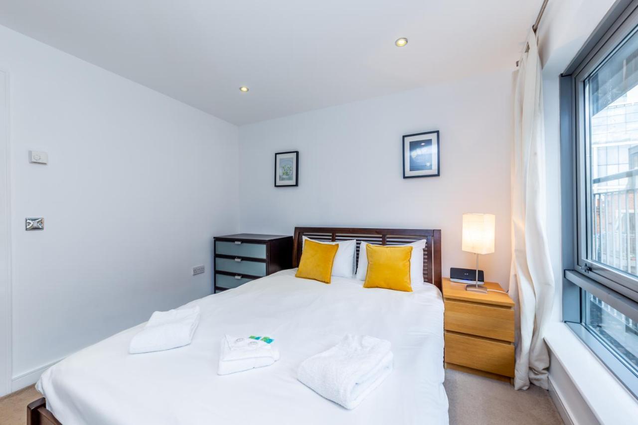 2 Bed Executive Next To Liverpool Street Free Wifi By Aparts Apartment London