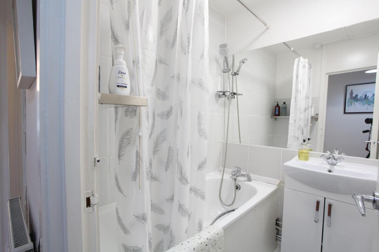 Chelsea Off Kings Road One Bedroom With Balcony Londen