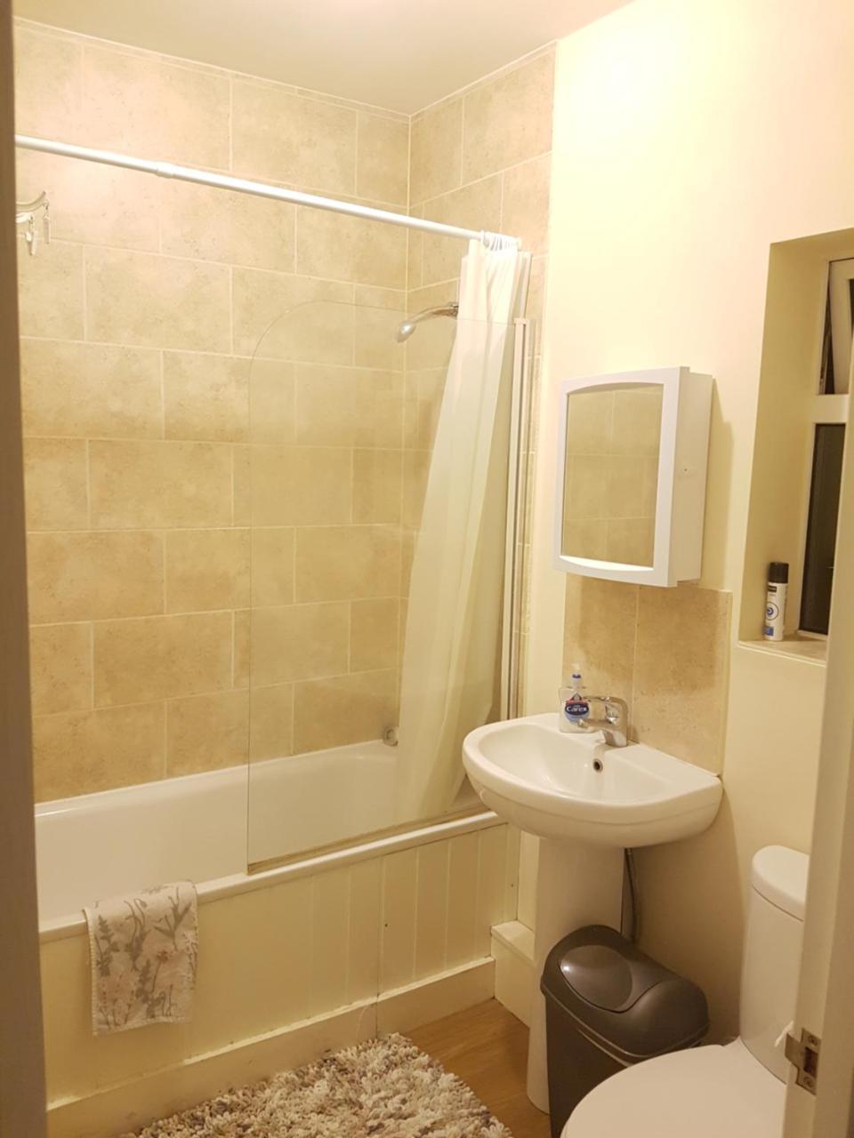 The Quiet & Cosy Fulham Reach Crib *