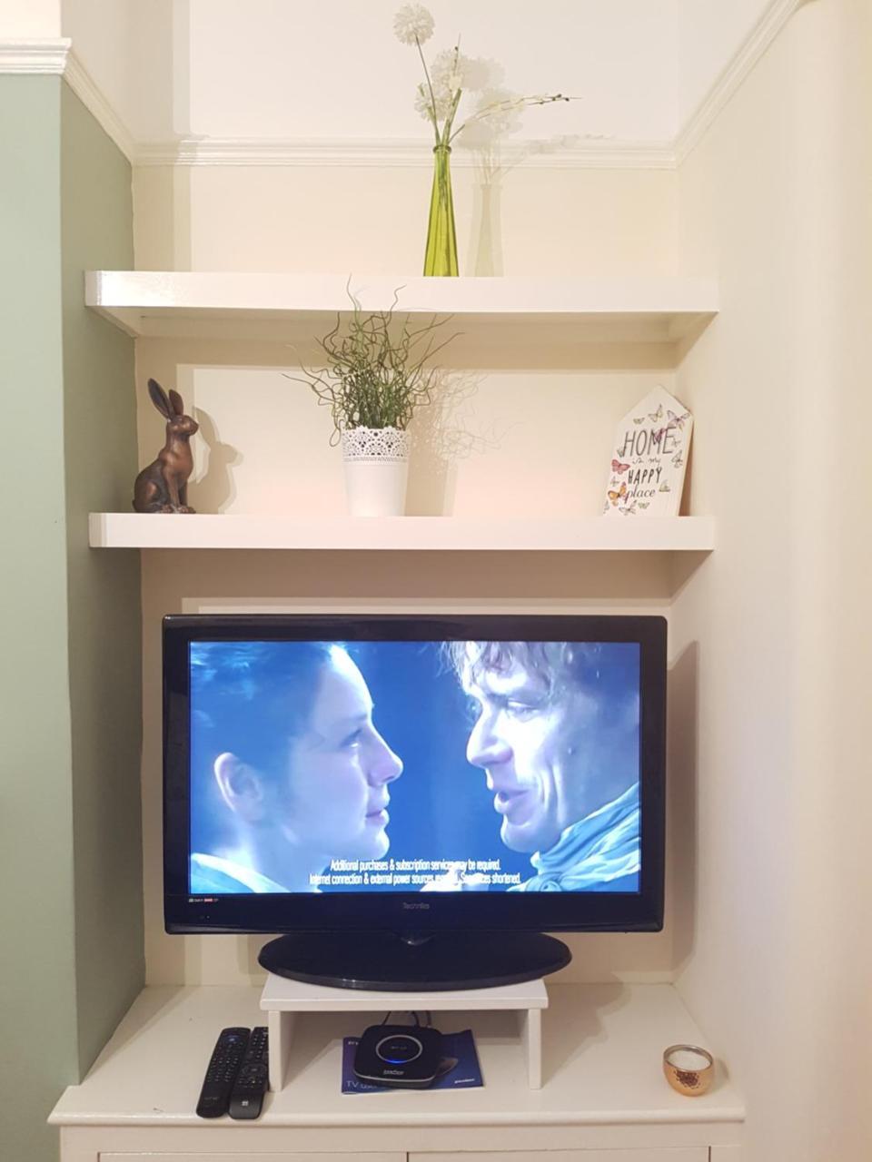 The Quiet & Cosy Fulham Reach Crib * London