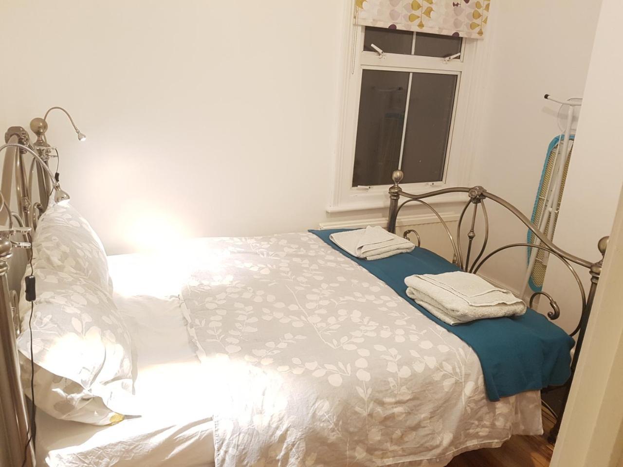 The Quiet & Cosy Fulham Reach Crib Apartment London