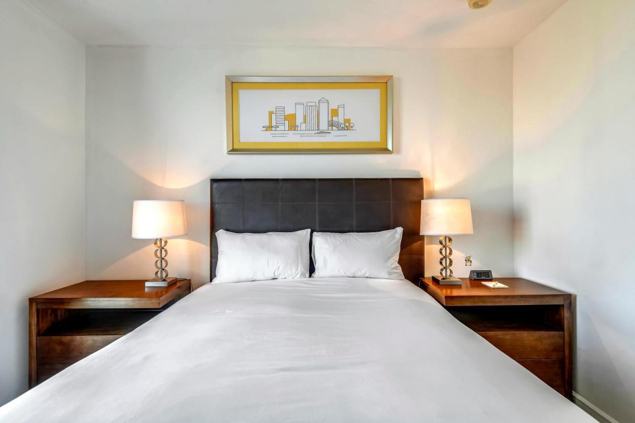 Circus Canary Wharf Apartment *