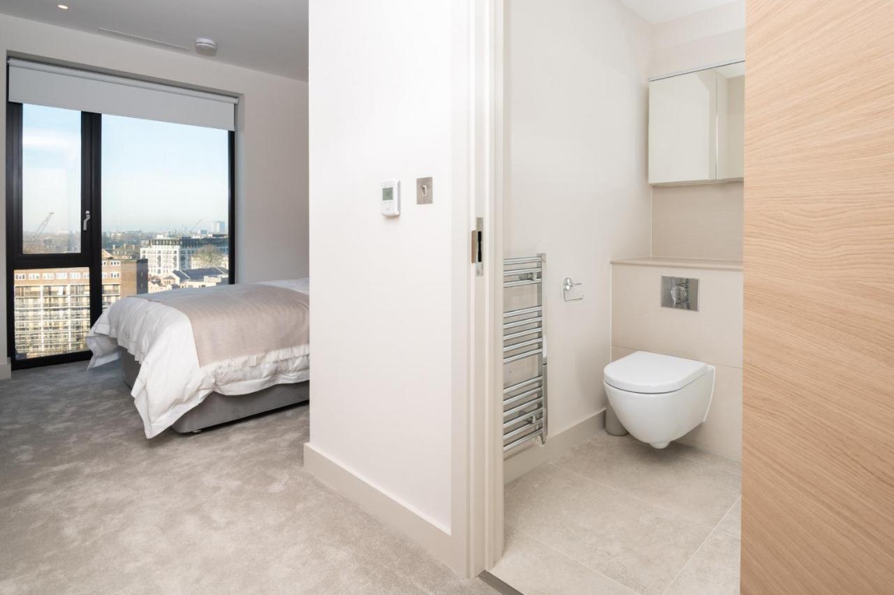 Modern Family Close To Victoria Station By Underthedoormat * Londen