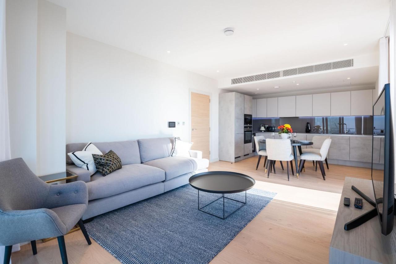 Modern Family Close To Victoria Station By Underthedoormat * Londen