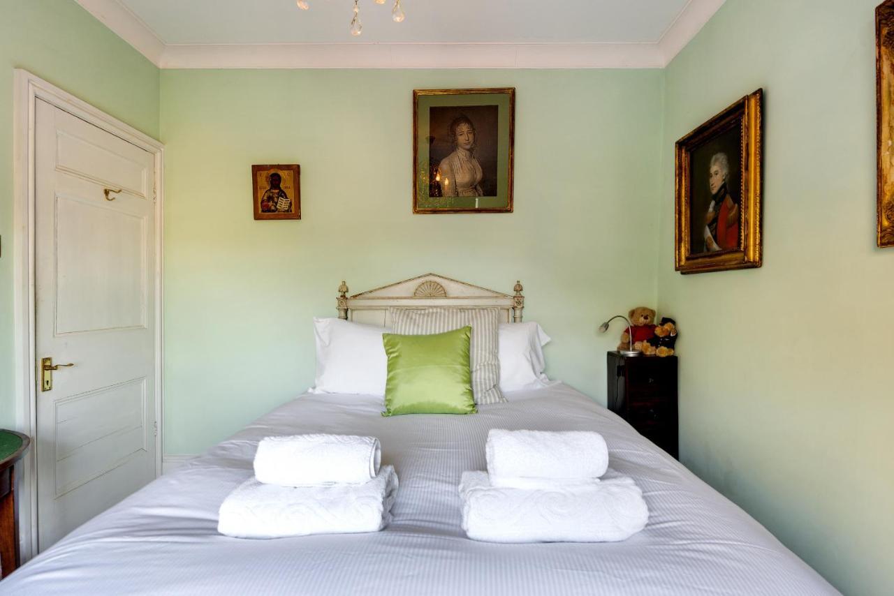 Vintage Hackney Close To Victoria Park