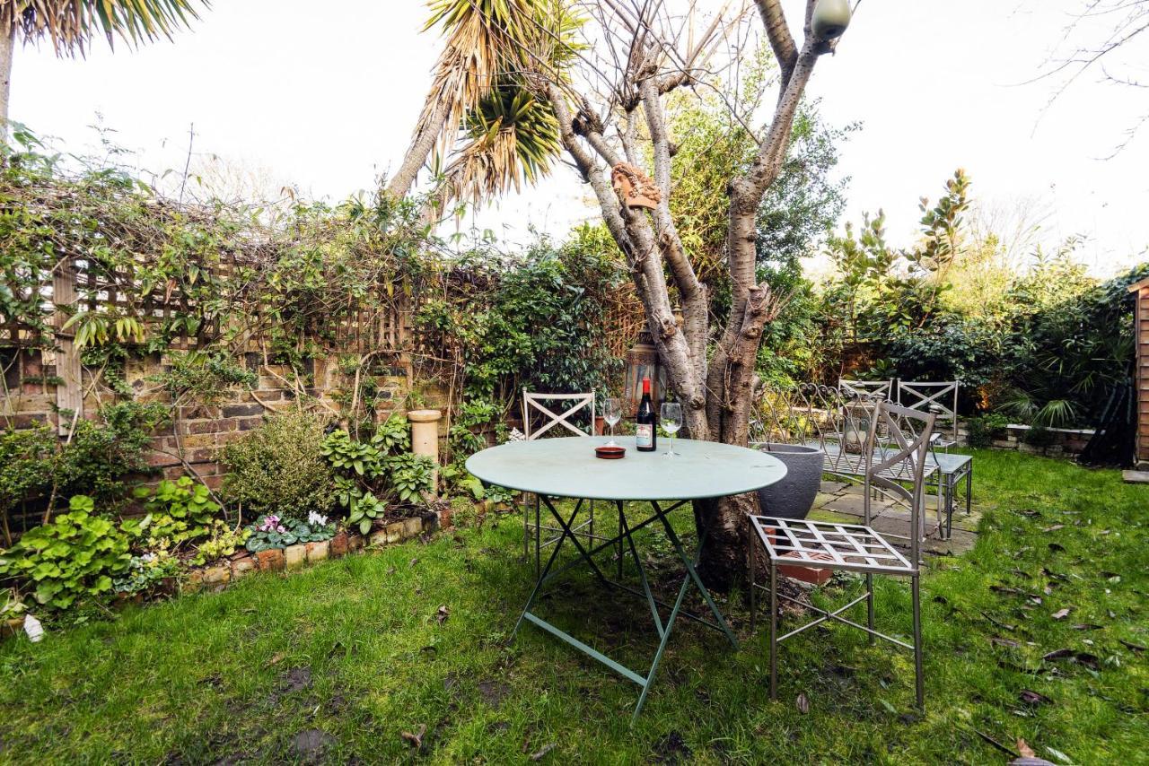 Vintage Hackney Close To Victoria Park London