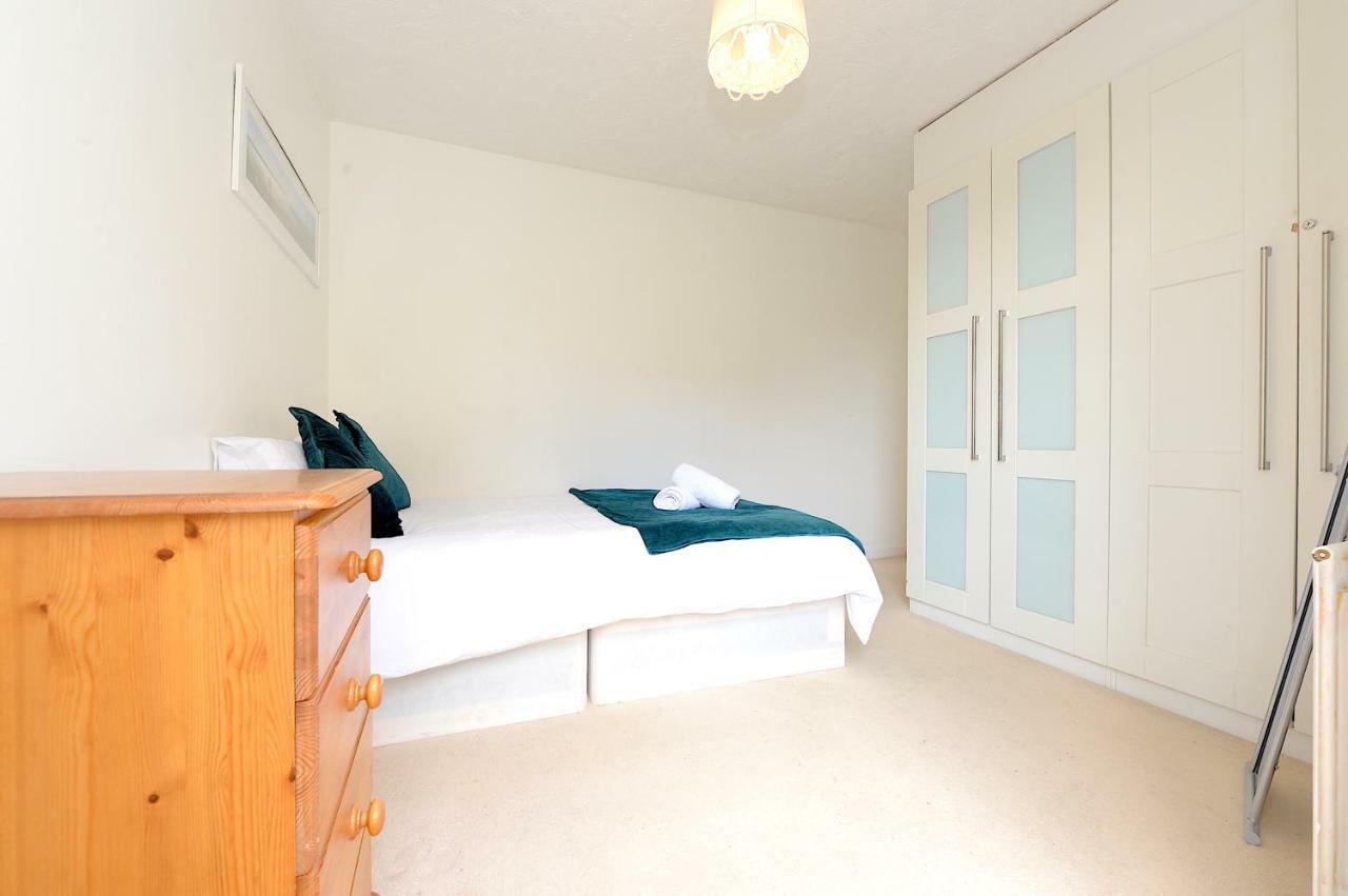 Excel Waterfront Apartments Apartment
