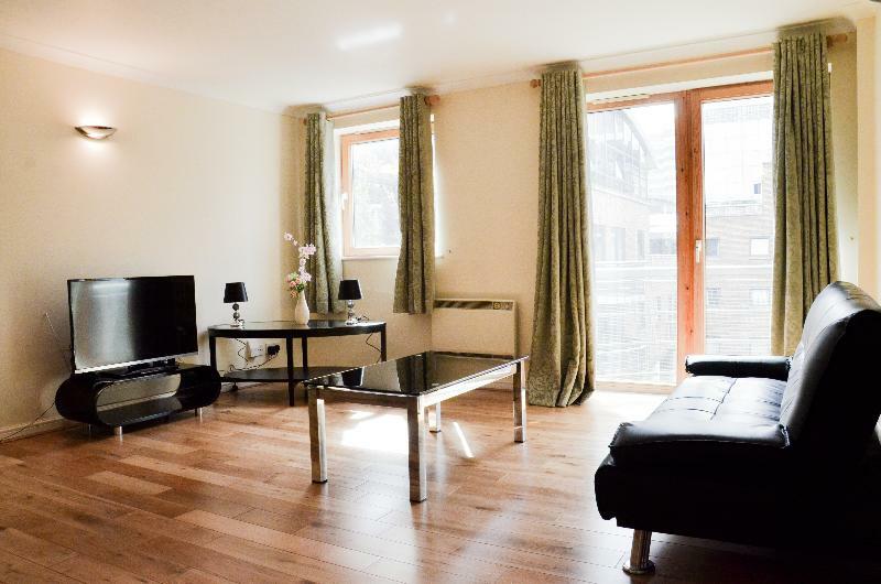 Hotel Oyo 139 Meridian Place 2 Bed London