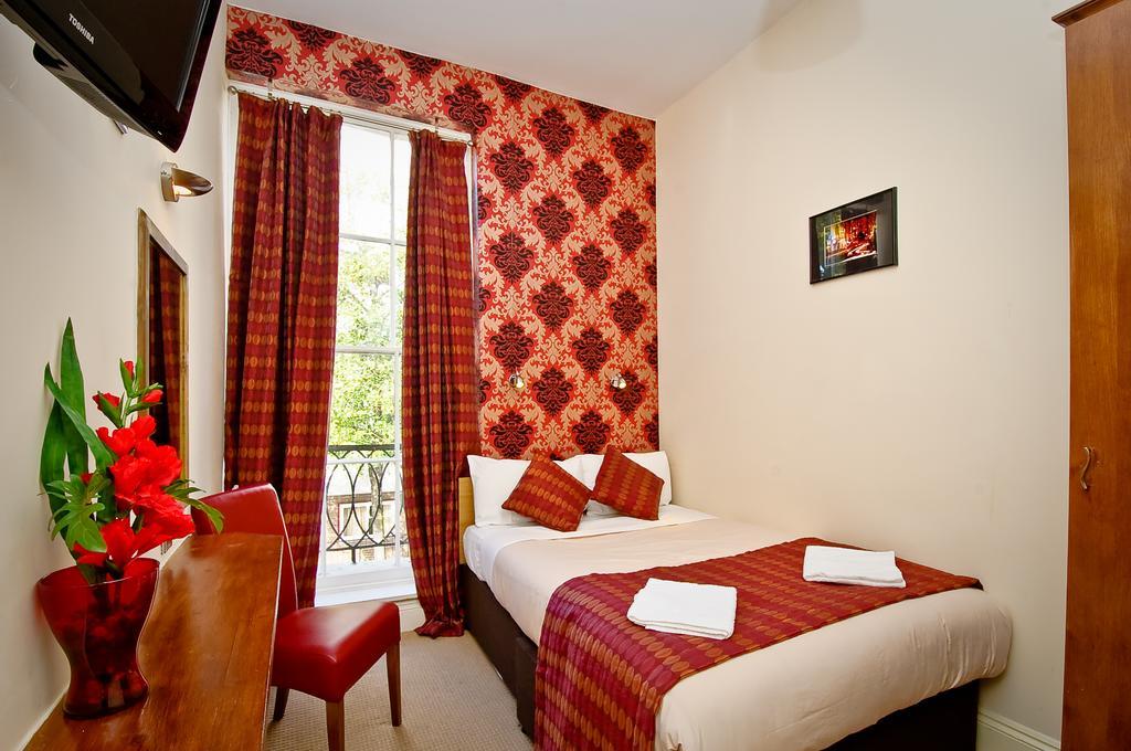 Leigh House 3*