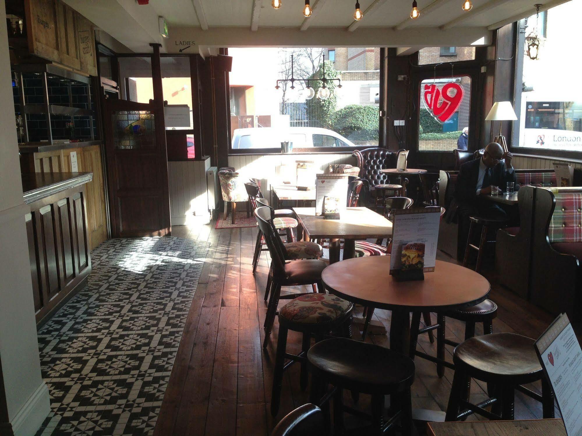 Publove @ The Exmouth Arms, Euston * Londen