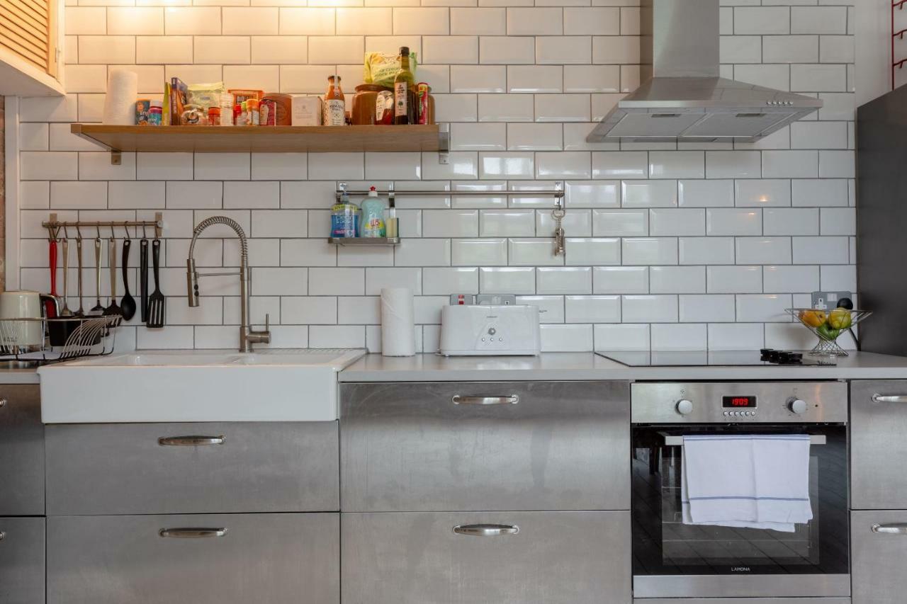 Industrial Open Plan Studio In Hackney Londen