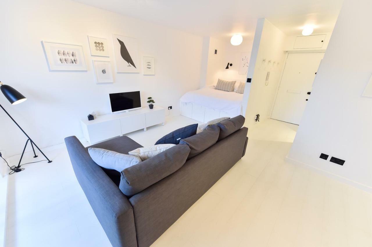Minimalist Studio With Balcony In Kensington, Sleeps 4 * Londres