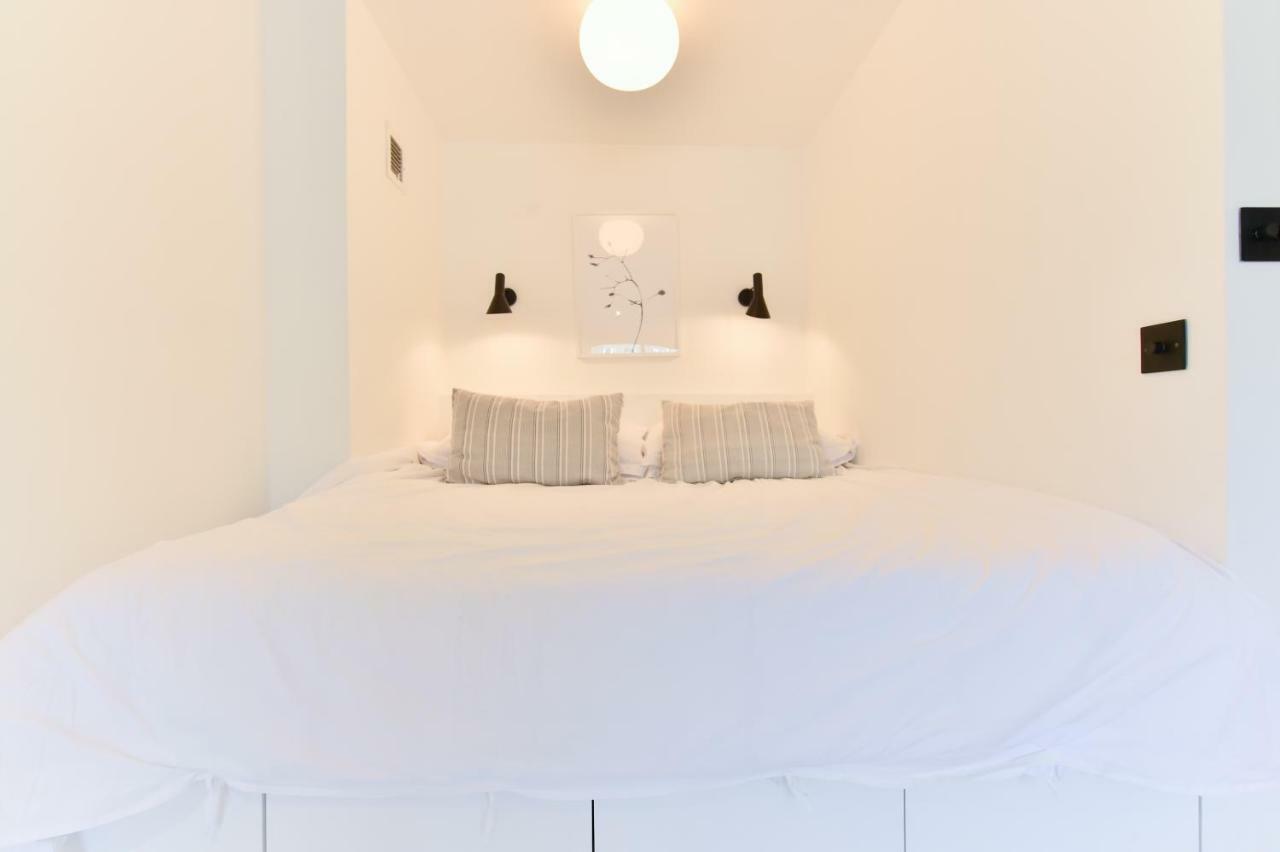 Minimalist Studio With Balcony In Kensington, Sleeps 4 Apartamento Londres