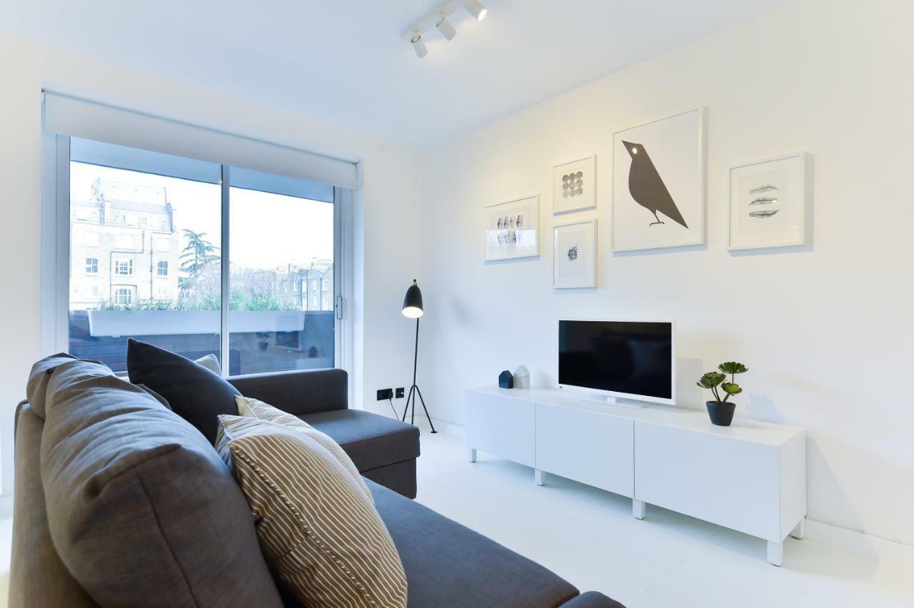 Minimalist Studio With Balcony In Kensington, Sleeps 4 Londres