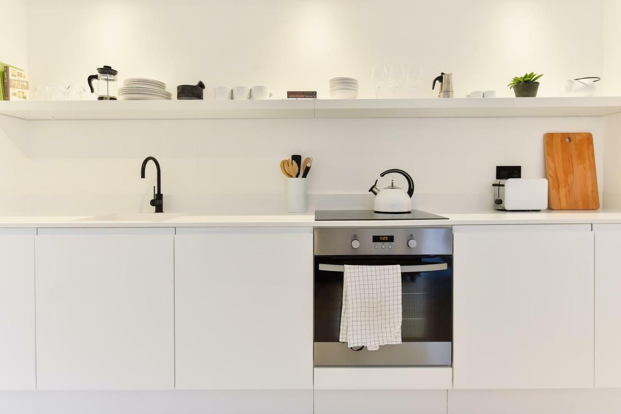Minimalist Studio With Balcony In Kensington, Sleeps 4 Apartamento
