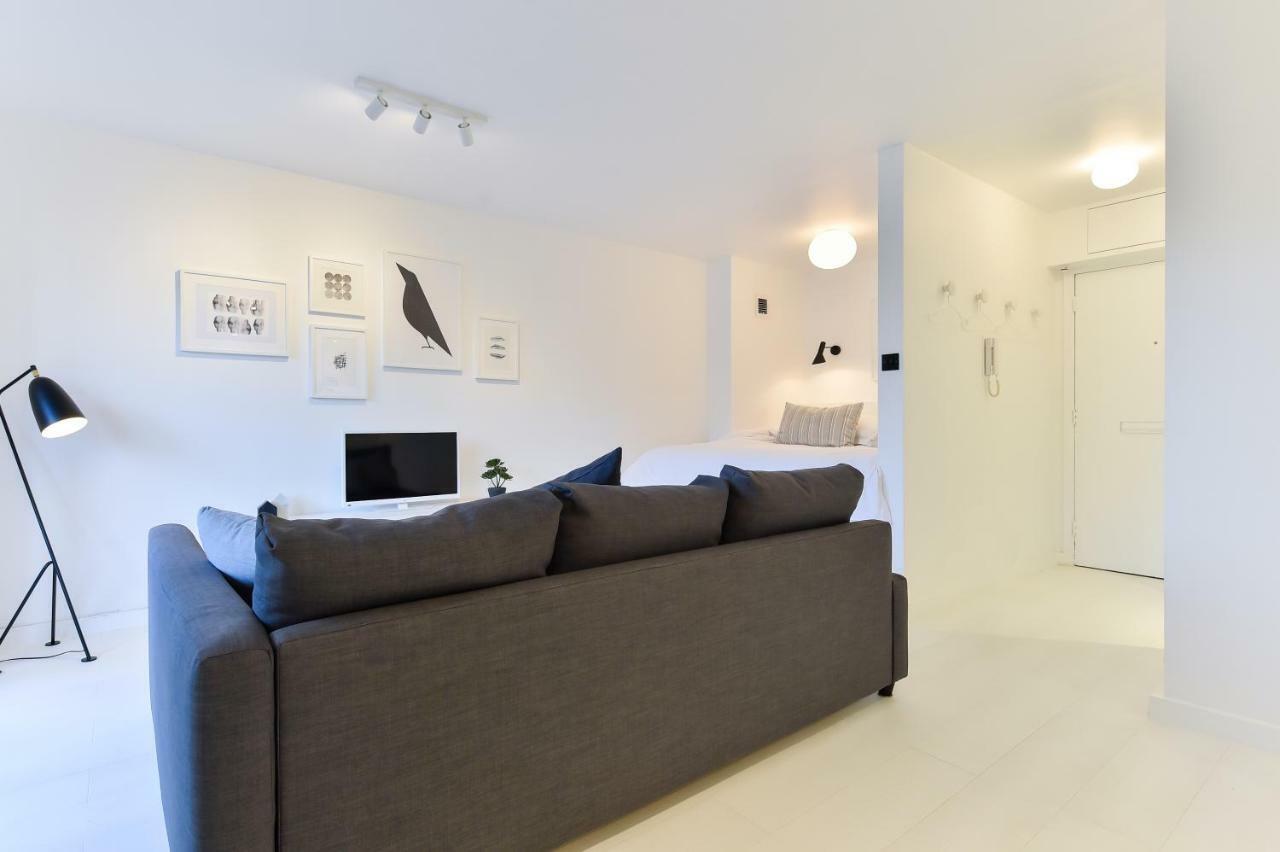 Minimalist Studio With Balcony In Kensington, Sleeps 4 * Londres