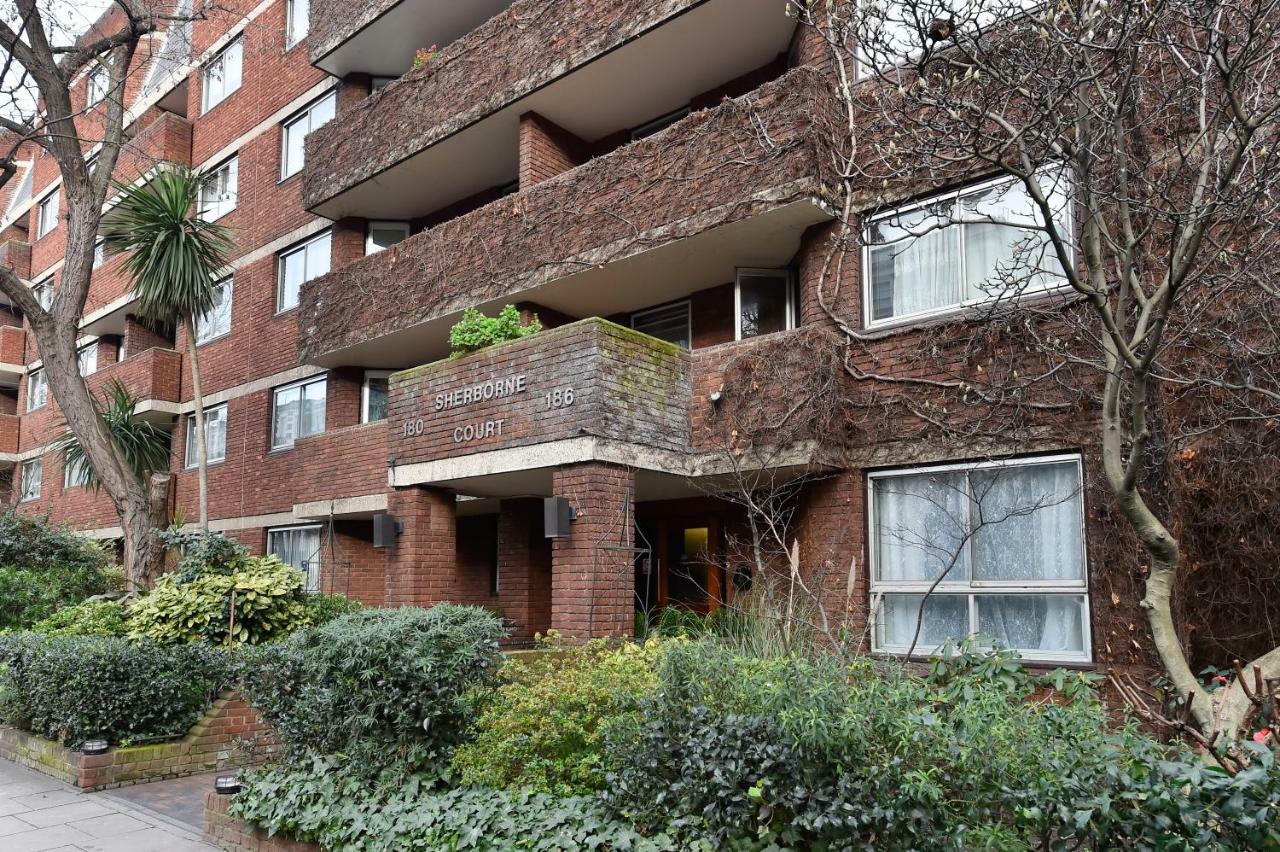 Apartamento Minimalist Studio With Balcony In Kensington, Sleeps 4