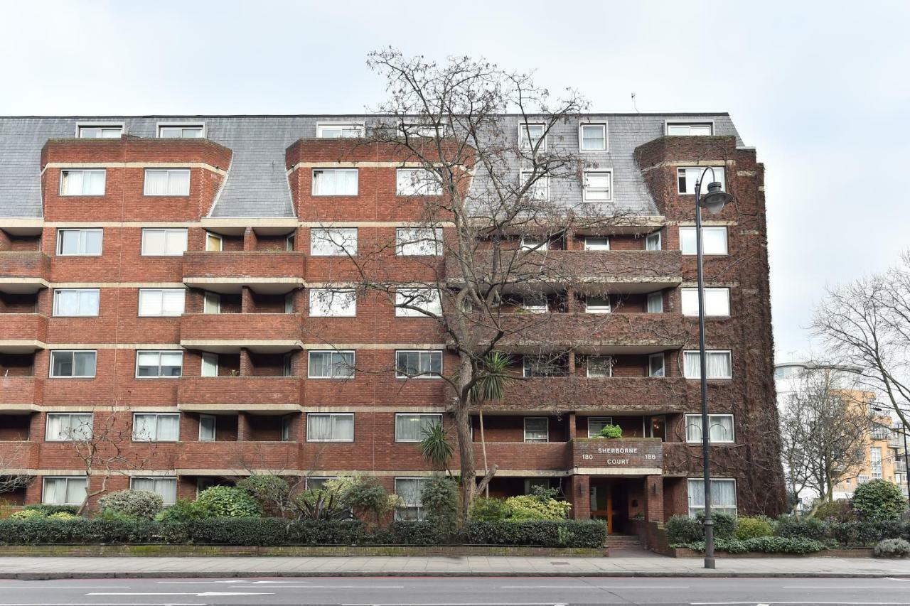 Minimalist Studio With Balcony In Kensington, Sleeps 4 Londres