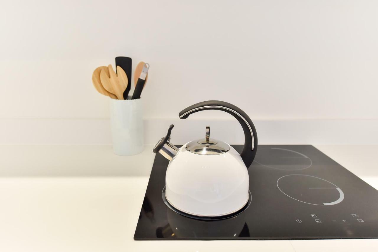 Apartamento Minimalist Studio With Balcony In Kensington, Sleeps 4