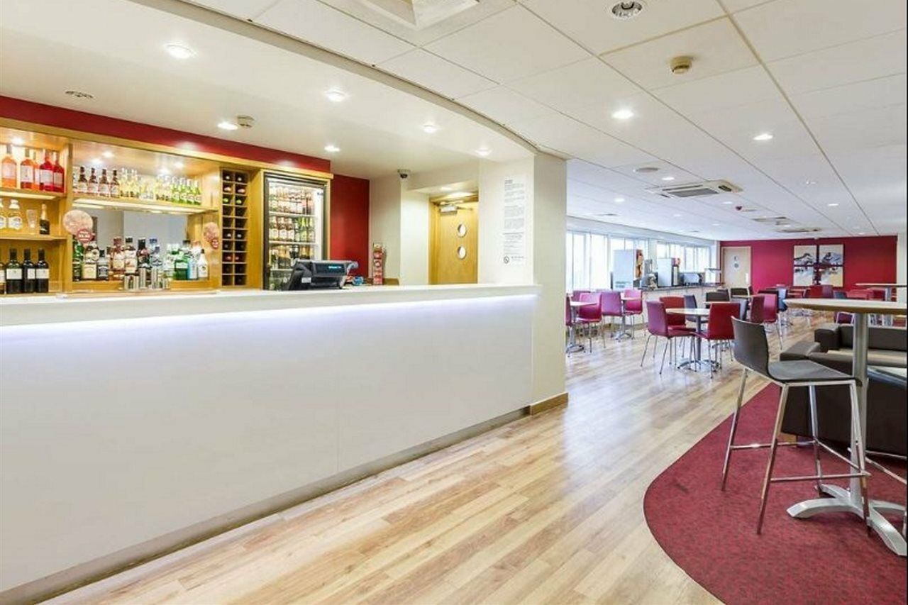 Travelodge Chessington Tolworth 3* London