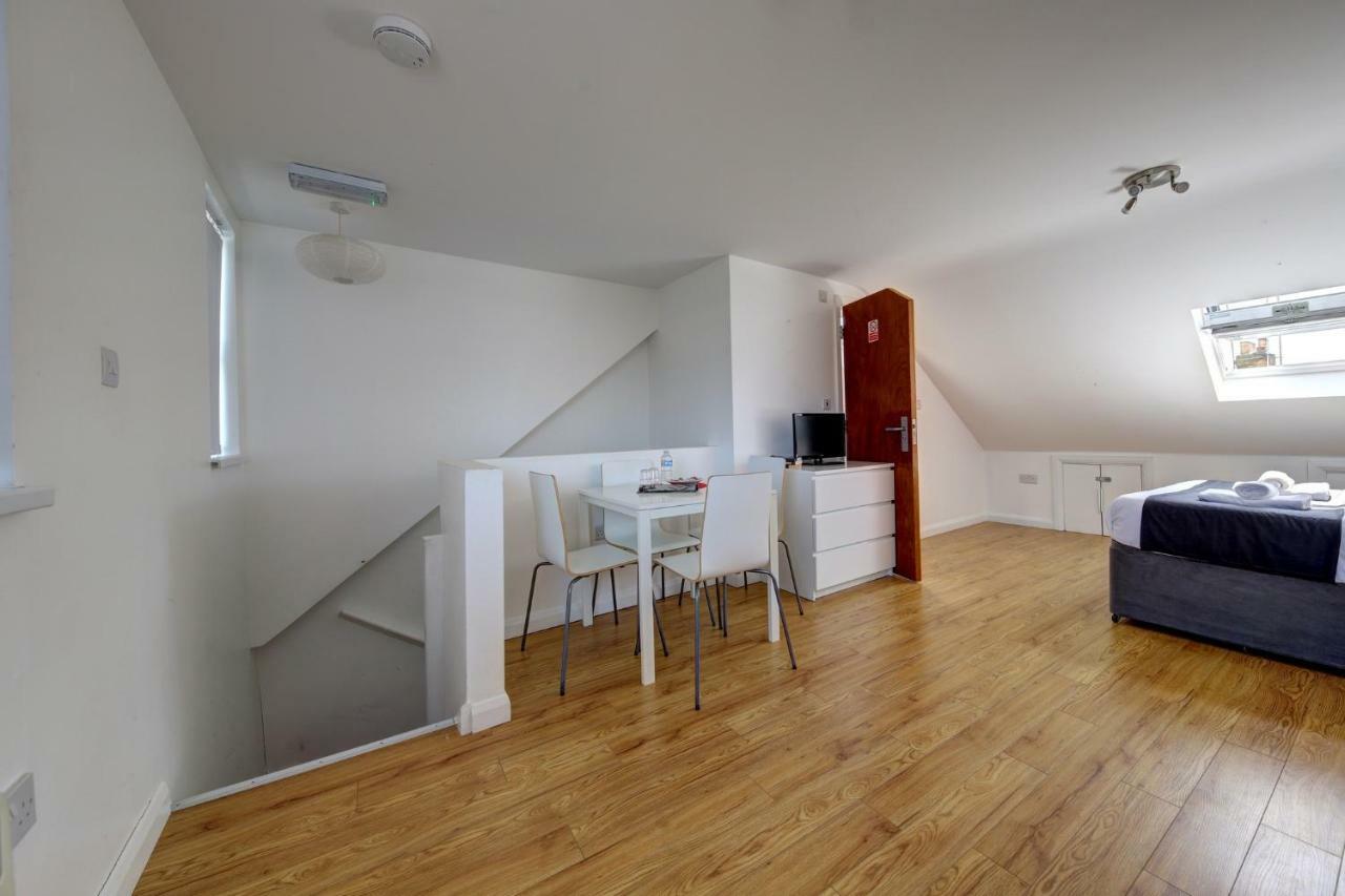 Chaplin Apartments *