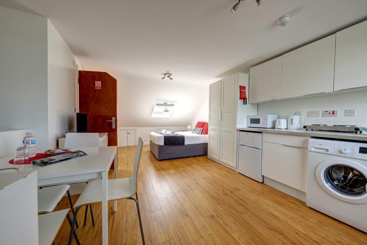 Chaplin Apartments *